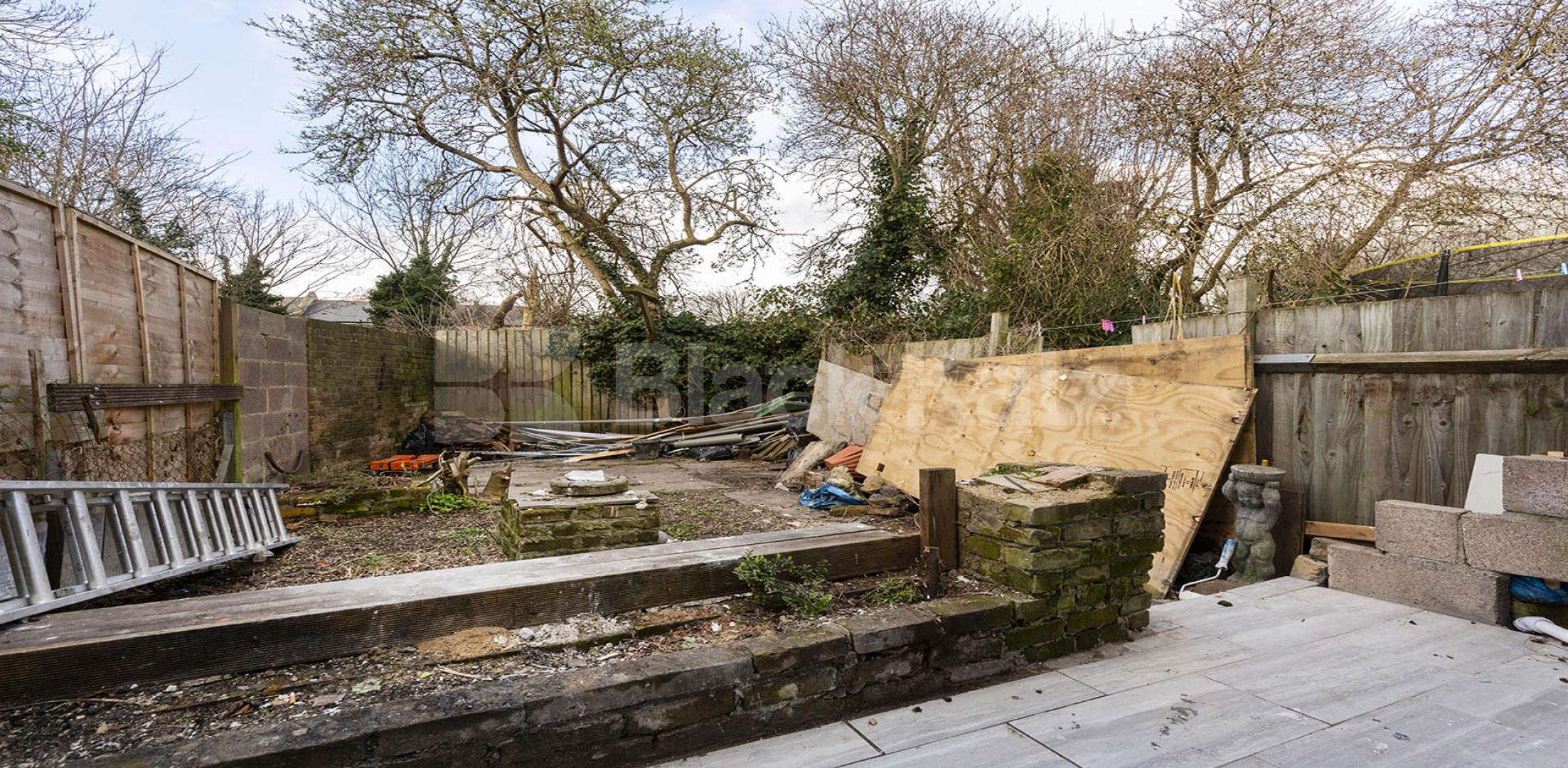 Spacious 3/4 bedrroom house with 4 shower rooms and access to a private garden Antill Road , Seven Sisters